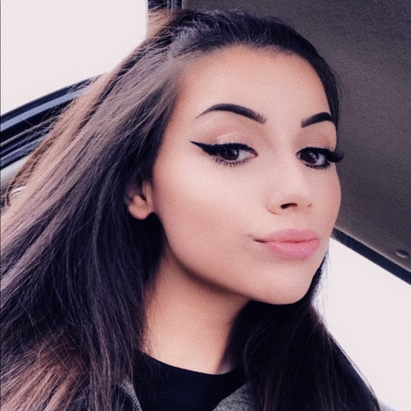 Meet your Posher, Hannah - Picture 2 of 3